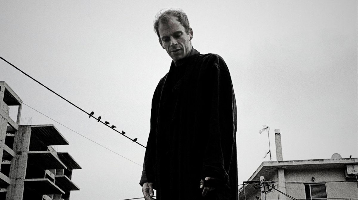 «Διψάει τις Νύχτες»: Ο Όμηρος Πουλάκης σε μια σκοτεινή σόλο περφόρμανς στο ΔΘΠ