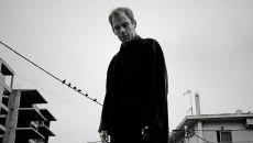 «Διψάει τις Νύχτες»: Ο Όμηρος Πουλάκης σε μια σκοτεινή σόλο περφόρμανς στο ΔΘΠ