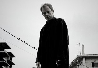 «Διψάει τις Νύχτες»: Ο Όμηρος Πουλάκης σε μια σκοτεινή σόλο περφόρμανς στο ΔΘΠ