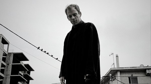 «Διψάει τις Νύχτες»: Ο Όμηρος Πουλάκης σε μια σκοτεινή σόλο περφόρμανς στο ΔΘΠ