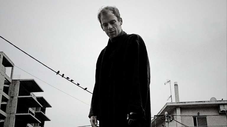 «Διψάει τις Νύχτες»: Ο Όμηρος Πουλάκης σε μια σκοτεινή σόλο περφόρμανς στο ΔΘΠ