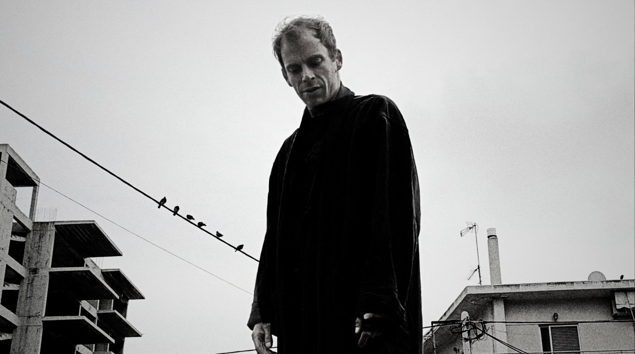 «Διψάει τις Νύχτες»: Ο Όμηρος Πουλάκης σε μια σκοτεινή σόλο περφόρμανς στο ΔΘΠ