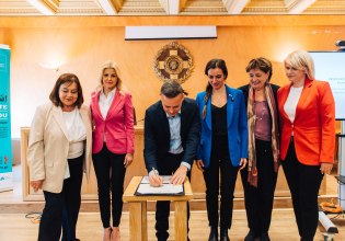 Ο Δήμαρχος Αθηναίων υπέγραψε την Αναθεωρημένη Ευρωπαϊκή Χάρτα για την Ισότητα Γυναικών και Ανδρών