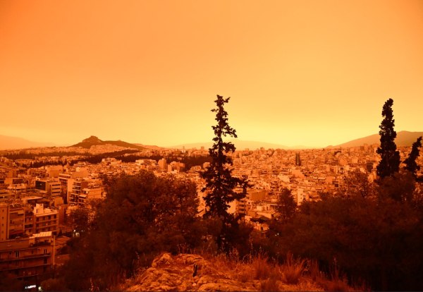 Έρχεται αφρικανική σκόνη από τη Λιβύη και την Αίγυπτο – Πού θα πέσουν λασποβροχές