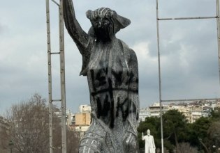 Θεσσαλονίκη: Βανδάλισαν τη «γυναίκα στο λεωφορείο» στην πλατεία Αριστοτέλους
