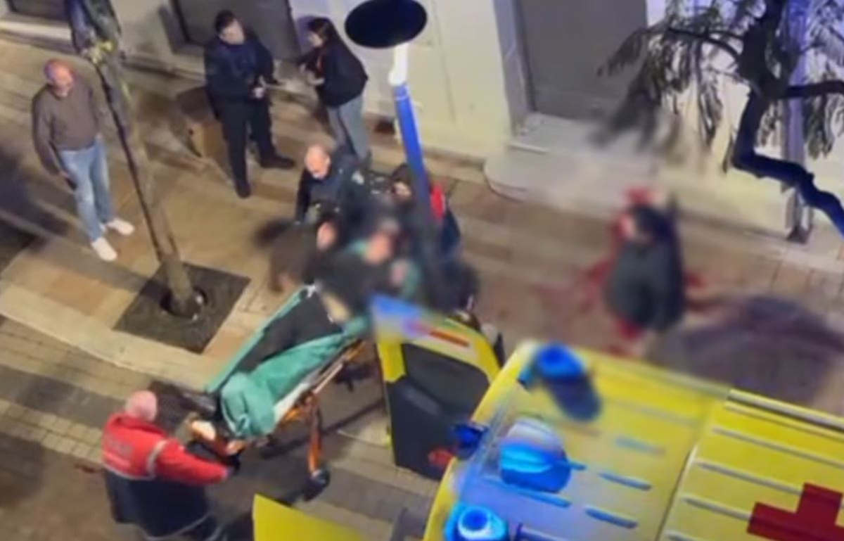 Σοκαριστικό βίντεο με τον 16χρονο μαχαιρωμένο στο Αγρίνιο – Οι δραματικές στιγμές μετά την επίθεση από ανήλικους