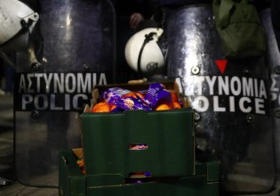 Agrotica: Οι αγρότες κέρασαν πορτοκάλια τους αστυνομικούς που τους έφραξαν το δρόμο