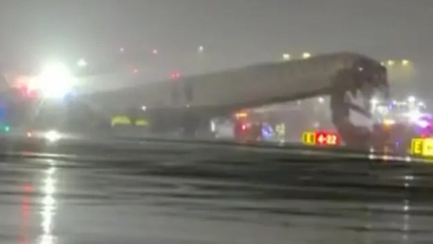 ஏர் கனடா விமானம் மீது வாகனம் மோதல்: பலர் காயம்