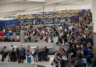 Ο Τραμπ υπόσχεται πως θα καταβληθεί η μισθοδοσία για το προσωπικό ασφαλείας στα αεροδρόμια