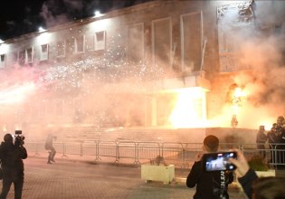 Αλβανία: Χιλιάδες διαδηλωτές ζητούν την παραίτηση του Ράμα – Βίαιες συγκρούσεις στα Τίρανα