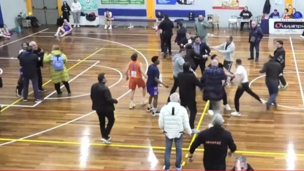 Χαμός στο Αμύντας – Ανόρθωση: Ένταση, «γαλλικά» και ξύλο (vid)