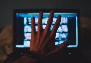 Πάτρα: Βίντεο με σεξουαλική κακοποίηση ανηλίκων και γυμνές φωτογραφίες με τα εγγόνια του είχε ο γιατρός που συνελήφθη