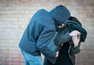 Συνελήφθη 19χρονος που εκβίαζε ανήλικους και τους αποσπούσε χρήματα – Από έναν 14χρονο είχε πάρει 10.000 ευρώ