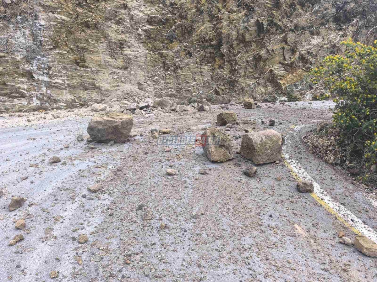 Κατολισθήσεις στη Σαντορίνη: Κλειστός ο δρόμος προς το λιμάνι του Αθηνιού