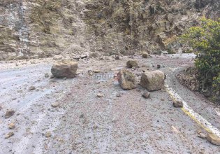 Κατολισθήσεις στη Σαντορίνη: Κλειστός ο δρόμος προς το λιμάνι του Αθηνιού