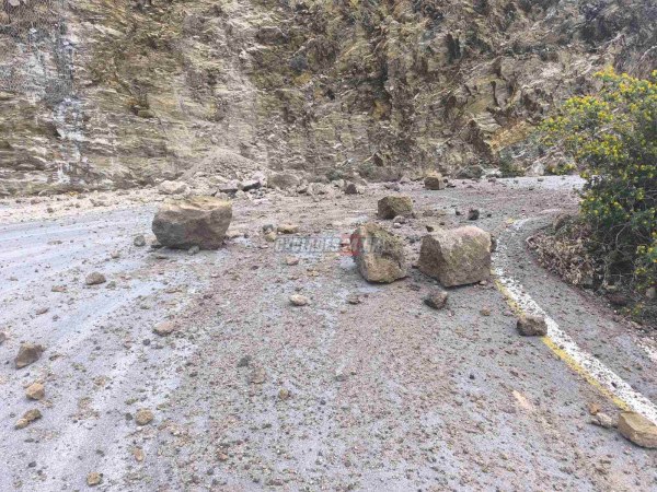 Κατολισθήσεις στη Σαντορίνη: Κλειστός ο δρόμος προς το λιμάνι του Αθηνιού