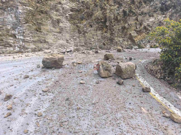 Κατολισθήσεις στη Σαντορίνη: Κλειστός ο δρόμος προς το λιμάνι του Αθηνιού