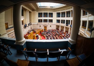 Βουλή: Ψηφίζεται το νομοσχέδιο για τη ψήφο των αποδήμων με το βλέμμα στραμμένο στη Μέση Ανατολή – Ομιλίες πολιτικών αρχηγών