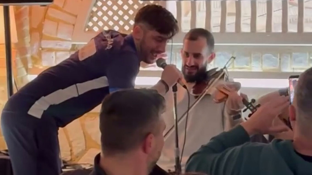 Ο Μανωλάς έπιασε το μικρόφωνο στο γλέντι του Πανναξιακού για την άνοδο (vids)