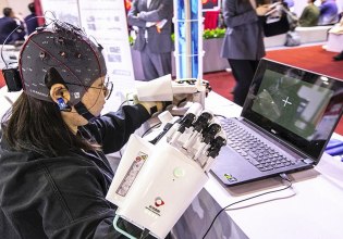 Η Κίνα πρόλαβε τον Μασκ – Πρώτη έγκριση για τσιπ που εμφυτεύεται στον εγκέφαλο