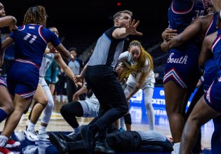 Αλαμπάμα: Ξύλο σε αγώνα μπάσκετ γυναικών – Χτυπήθηκε και μια διαιτητής (vid)