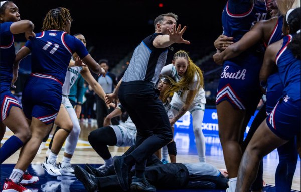 Αλαμπάμα: Ξύλο σε αγώνα μπάσκετ γυναικών – Χτυπήθηκε και μια διαιτητής (vid)