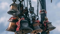 Γιατί χτυπούσαν κατσαρόλες την 25η Μαρτίου; Το σχεδόν ξεχασμένο ελληνικό έθιμο