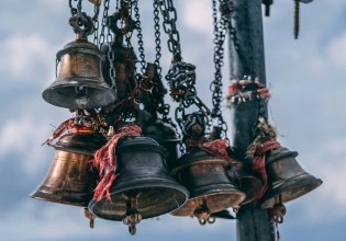 Γιατί χτυπούσαν κατσαρόλες την 25η Μαρτίου; Το σχεδόν ξεχασμένο ελληνικό έθιμο