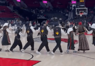 Ελληνικοί… χοροί στο ημίχρονο του Μπλέιζερς – Μπακς και τραγούδι της Αναστασίας στα ηχεία (vid)