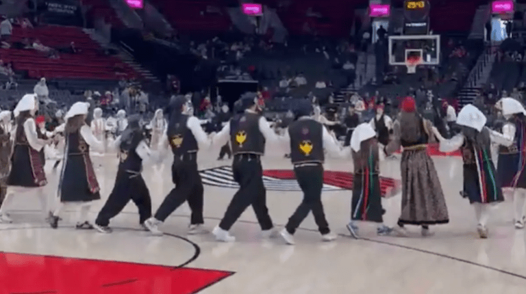 Ελληνικοί… χοροί στο ημίχρονο του Μπλέιζερς – Μπακς και τραγούδι της Αναστασίας στα ηχεία (vid)