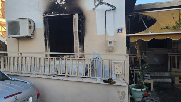 Τραγωδία στον Βόλο – «Καιγόταν ολόκληρη, της έριξα ένα μπουφάν να σβήσει αλλά έπεσε νεκρή μπροστά μου»