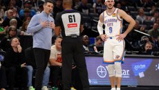 Το είδαμε κι αυτό στο NBA: Η… παραλίγο άμυνα της χρονιάς, με το παπούτσι στο χέρι (vid)