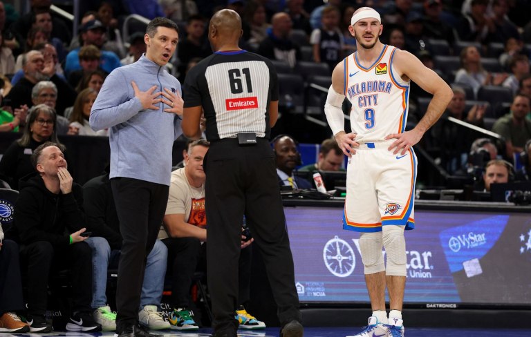 Το είδαμε κι αυτό στο NBA: Η… παραλίγο άμυνα της χρονιάς, με το παπούτσι στο χέρι (vid)