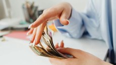 Voucher 750 ευρώ: Ξεκινούν οι αιτήσεις – Τα δικαιολογητικά που χρειάζεστε