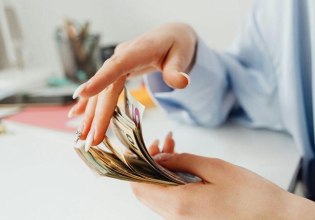 Voucher 750 ευρώ: Ξεκινούν οι αιτήσεις – Τα δικαιολογητικά που χρειάζεστε