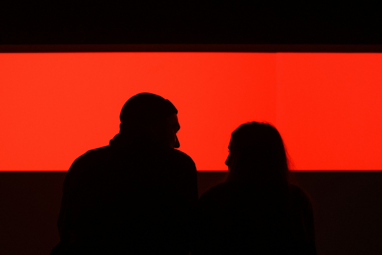 Γιατί κάποιες φορές ρίχνουμε τα στάνταρ μας στις σχέσεις;