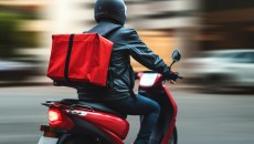 Ζευγάρι λήστεψε διανομέα με την απειλή μαχαιριού στη Νίκαια – Εντοπίστηκαν στον Πειραιά