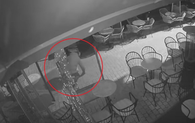 Αγρίνιο: Διαρρήκτης σκαρφαλώνει σε τέντα και κλέβει εστιατόριο – Βίντεο ντοκουμέντο