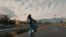 Ελληνοαμερικάνος «καμικάζι» – Ποιος είναι ο 30χρονος «dirtibike» που συνελήφθη για σούζες και επικίνδυνη οδήγηση