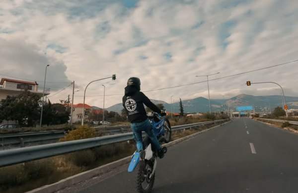 Ελληνοαμερικάνος «καμικάζι» – Ποιος είναι ο 30χρονος «dirtibike» που συνελήφθη για σούζες και επικίνδυνη οδήγηση