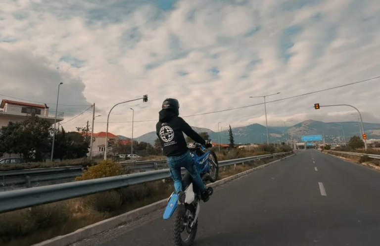 Ελληνοαμερικάνος «καμικάζι» – Ποιος είναι ο 30χρονος «dirtibike» που συνελήφθη για σούζες και επικίνδυνη οδήγηση