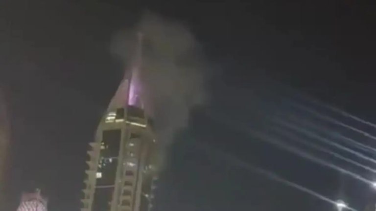 Ντουμπάι: Καπνός σε πολυώροφο κτίριο στη μαρίνα – Αναφορές για εκρήξεις