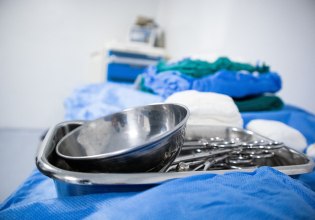 «Η ζωή μου είναι ρομποτική»: 45χρονη έχασε στομάχι και έντερο μετά από χειρουργική επέμβαση