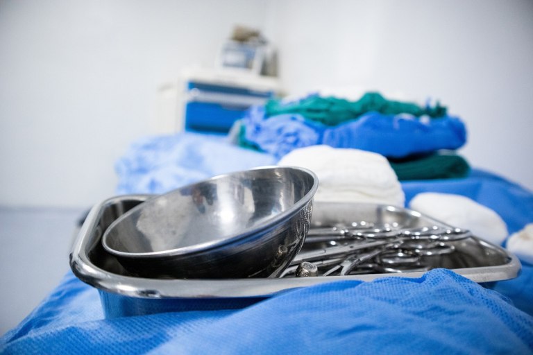 «Η ζωή μου είναι ρομποτική»: 45χρονη έχασε στομάχι και έντερο μετά από χειρουργική επέμβαση