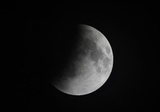 Πανσέληνος Μαρτίου: Απόψε το «Ματωμένο Φεγγάρι» – Πού θα είναι ορατή