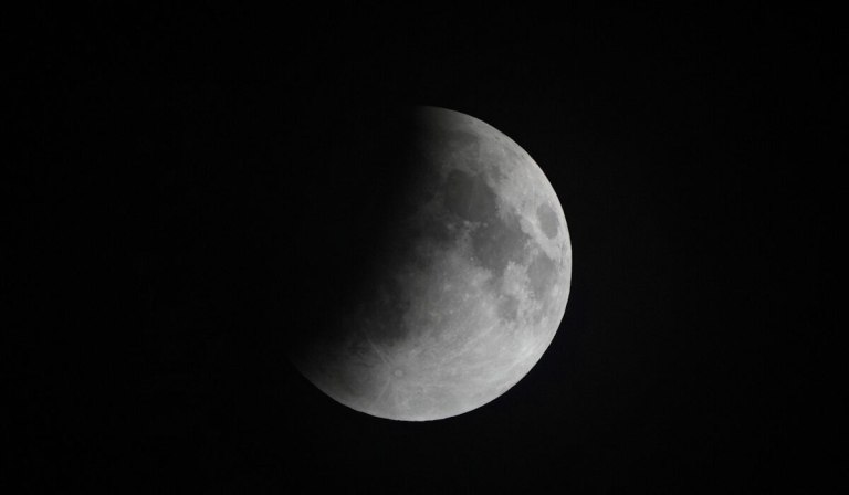 Πανσέληνος Μαρτίου: Απόψε το «Ματωμένο Φεγγάρι» – Πού θα είναι ορατή