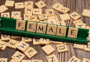 CNBC: Δέκα επαγγέλματα που οι γυναίκες υπερτερούν έναντι των ανδρών