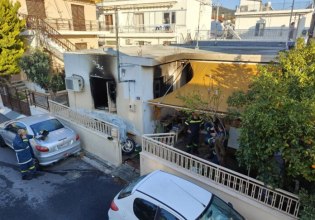 Βόλος: «Η μία γυναίκα βγήκε στην αυλή τυλιγμένη στις  φλόγες» – Χαροπαλεύει ο γιος της που προσπάθησε να σώσει μάνα και γιαγιά