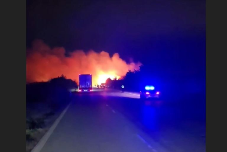 Θεσσαλονίκη: Φωτιά στα Μάλγαρα – Κλειστή η εθνική οδός λόγω του πυκνού καπνού