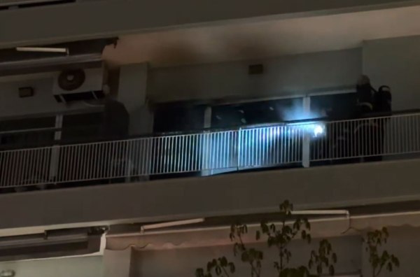 Φωτιά σε διαμέρισμα στη Θεσσαλονίκη – Πρώτες βοήθειες σε μία γυναίκα